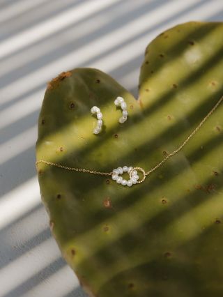 Naša nová kolekcia šperkov, inšpirovaná gréckou prírodou a pomalým bytím 🍃 Šperky z pravých riečnych perál sú vyrobené zo...