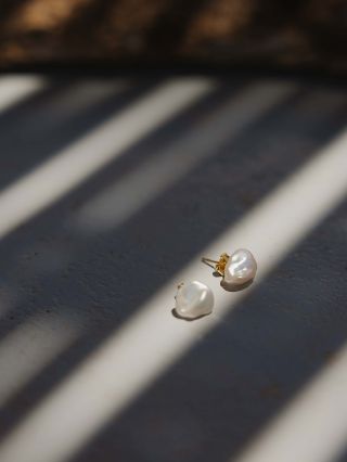 Ručne vybrané riečne perly s jemným leskom a nepravidelným tvarom - každý pár je originál. Nadčasová elegancia v...