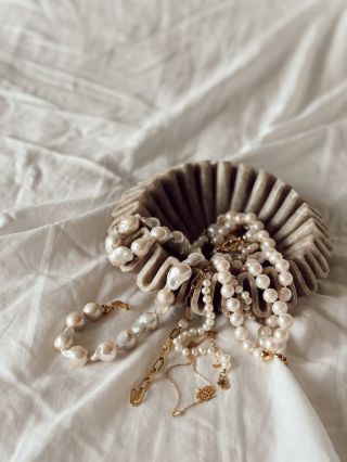 Už len pár dní dostanete DARČEK v podobe pozlátených náušníc s opálom k nákupu šperkov v predpredaji! 😍 Posledné...