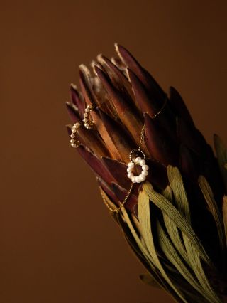 Dva svety. Dve energie. Navždy prepojené. Zlatý kruh – symbol sily, slnka a stability – sa jemne dotýka kruhu z pravých...